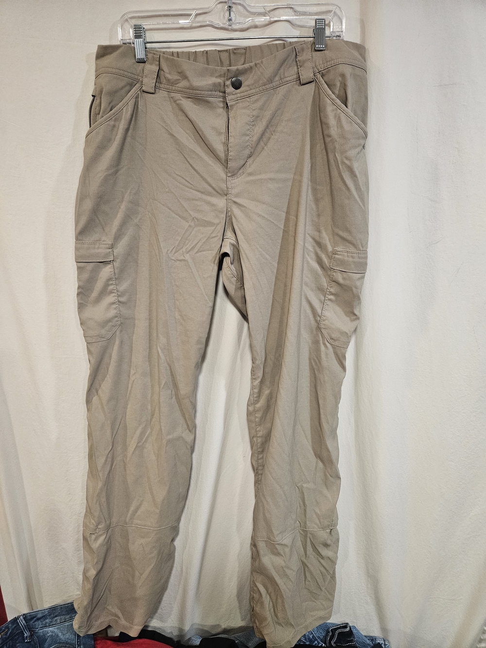 Duluth Men's Lightweight Cargo Pants in Khaki - Versatile Everyday Wear